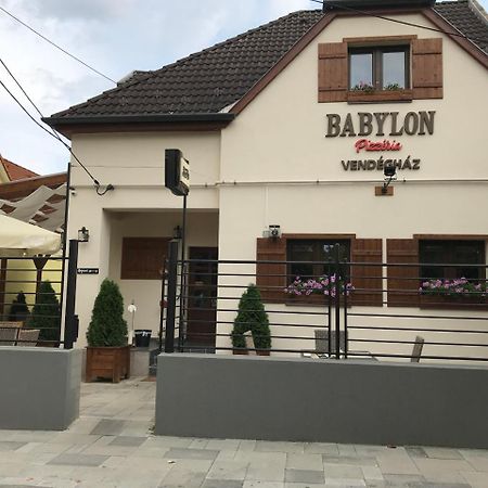 فندق ميسكولكفي  Babylon Pizzeria Vendeghaz المظهر الخارجي الصورة